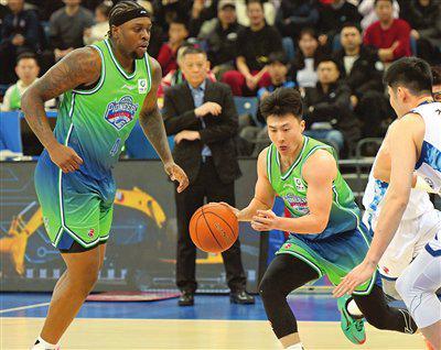 皇冠体育官方入口-带着拼劲儿和执行力 天津男篮开启“3连客”