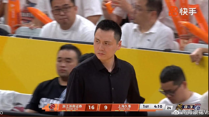 皇冠体育登录入口-卢伟权威再遭挑战！一人被换下与他争吵，拒绝听战术，刺头管不住|洛夫顿|上海队|孙铭徽|上海男篮|林秉圣_新浪新闻